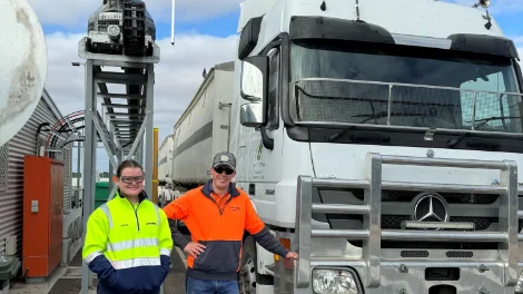 First 2024.25 delivery to Viterra Bowmans_Viterra employee Caileigh Mudge and Carrier Hamish Bubner.jpg