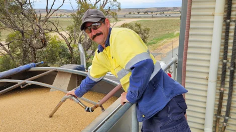 First 2024.25 delivery to Apamurra_Viterra employee Luke Docking.png