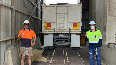 First 2024.25 delivery to Viterra Elliston_Viterra Operator Oska Richards and grower Frankie Kenny_web.png