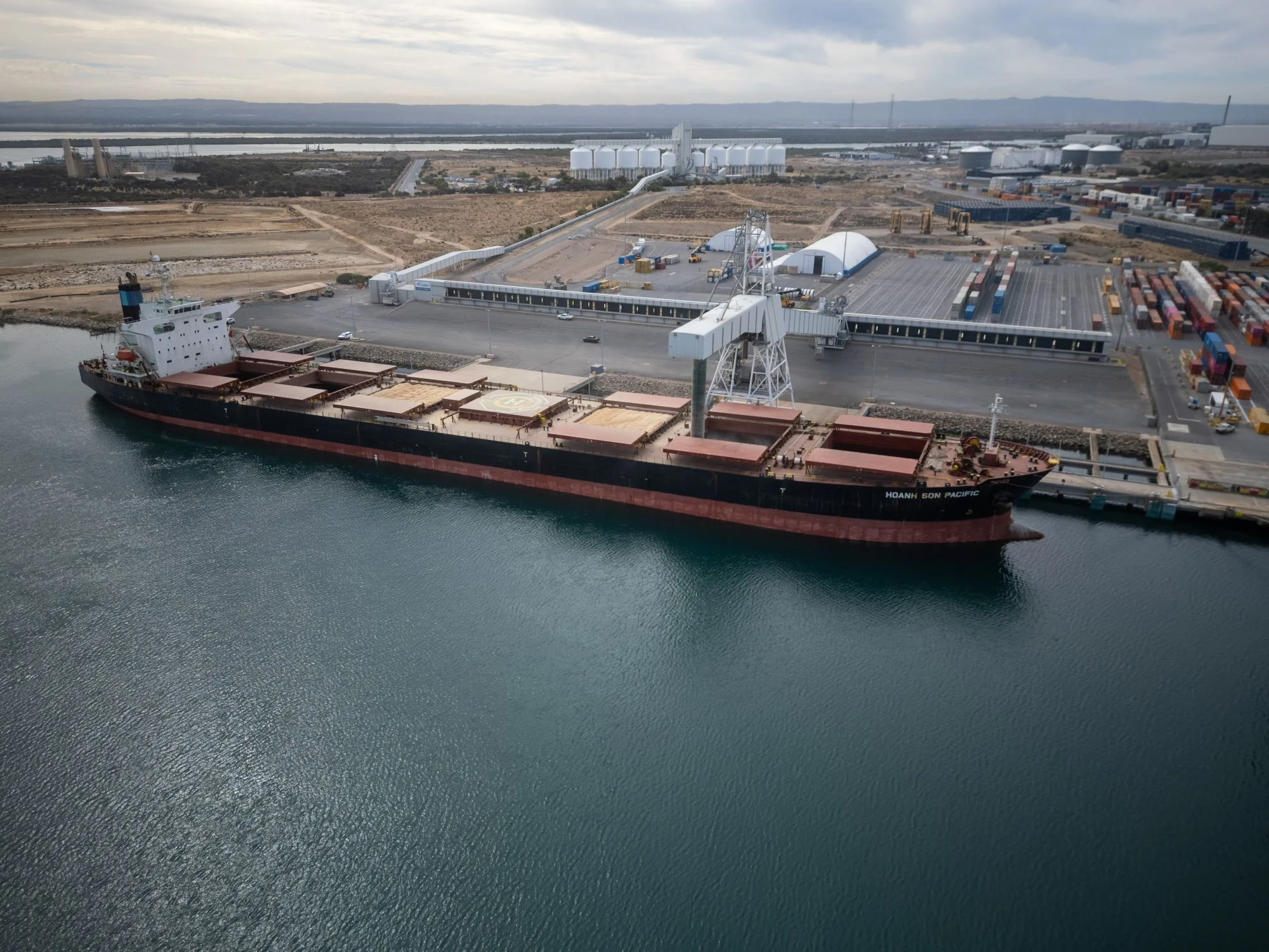 MV Hoanh Son Pacific loading at Outer Harbor_web.jpg