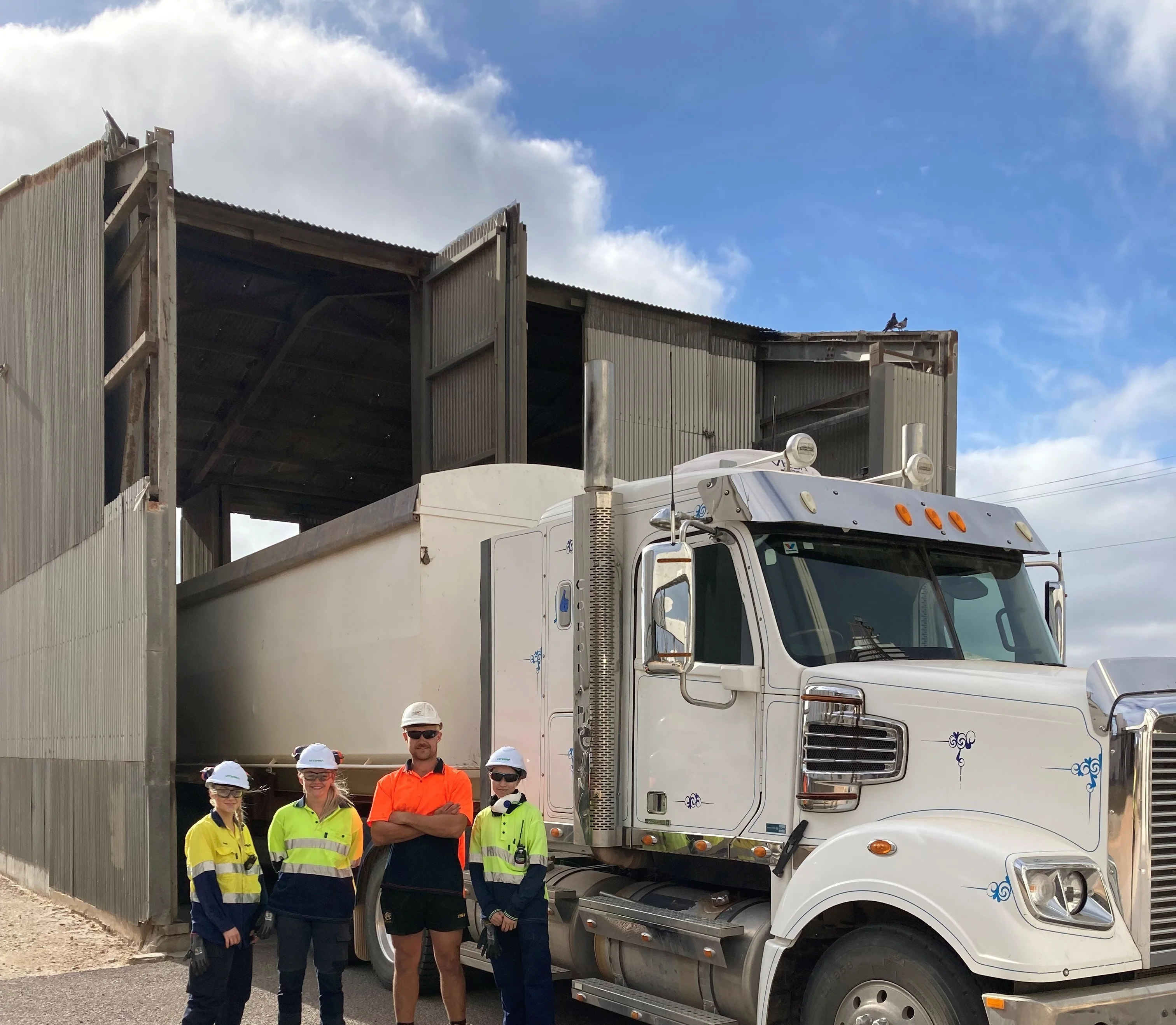 First Viterra 2023.24 delivery_Rowan O'Neill, Jordan Price, grower Jesse Chandler and Jhih Jie Huang.jpg